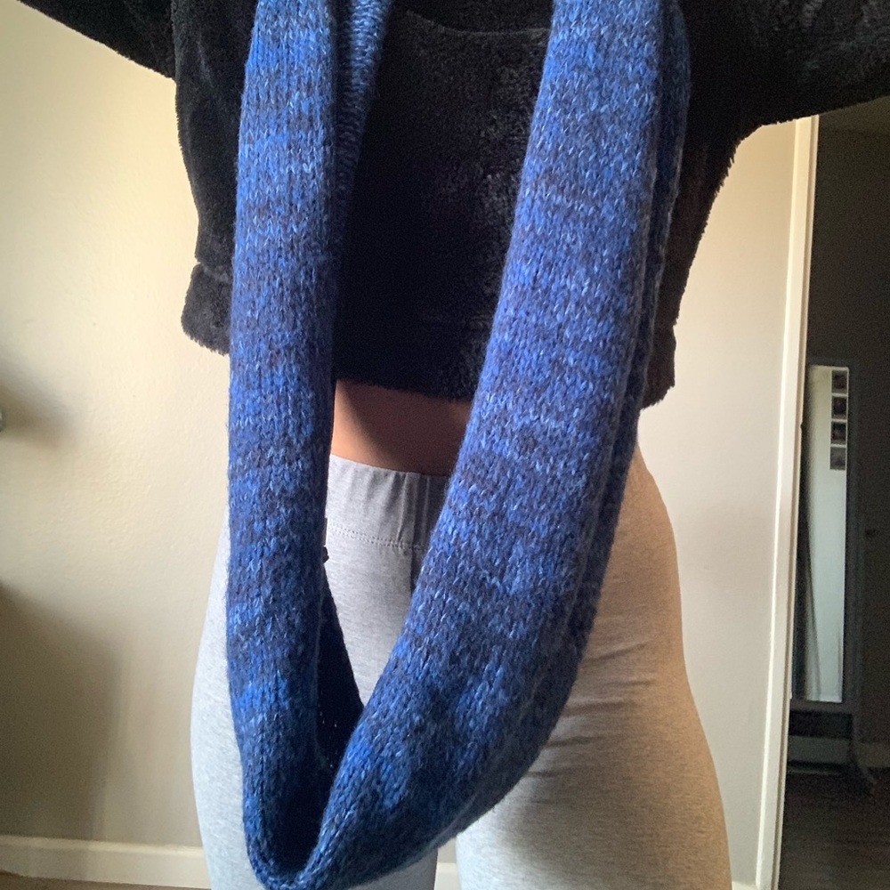 Navy blue knitted scarf🌎